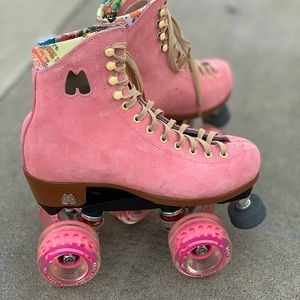 Malibu Barbie™ Moxi Roller Skates - Strawberry Pin